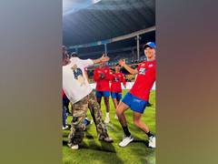 
      
      Shah Rukh Khan meets Delhi Capitals, Mumbai Indians squads 
      
      