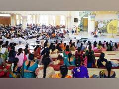 
      
      Successful Maharashtra farmers travel to The Art of Living
      
      