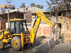 
      
      Delhi: Work to open road below Singhu border flyover begins
      
      
