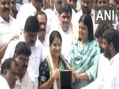 
      
      Telangana: Hyderabad dy mayor Srilatha, husband join Congress
      
      