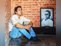 
      
      Randeep Hooda's tribute to Veer Savarkar
      
      