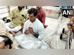
      
      Actor Karan Singh Grover offers prayers at Mahakaleshwar temple
      
      