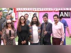 
      
      Udit Narayan, Sukhwinder Singh arrive in Jamnagar 
      
      