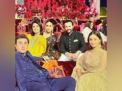 
      
      Ranbir-Alia, Kareena-Saif, Neetu Kapoor pose for 'fam jam' pic
      
      