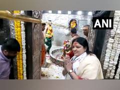 
      
      Priyanka Tibrewal offers prayers at Mahakal temple in Ujjain
      
      