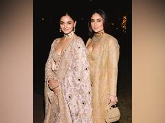 
      
      Kareena strikes 'golden” pose with Alia Bhatt
      
      