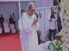 
      
      Odisha CM pays floral tribute to Biju Patnaik 
      
      