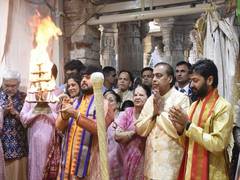 
      
      Mukesh Ambani offers prayers at Dwarkadhish temple in Gujarat
      
      