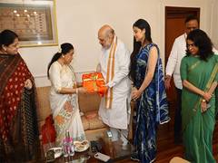 
      
      Amit Shah meets veteran singer Asha Bhosle
      
      