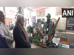 
      
      PM Modi meets local entrepreneurs, craftsmen in Srinagar
      
      