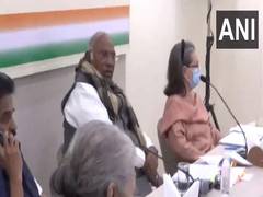 
      
      Sonia Gandhi, Mallikarjun Kharge arrive to attend Congress CEC me
      
      