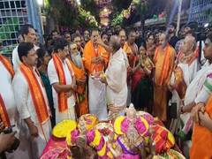 
      
      Andhra Dy CM offers clothes to deities at Srisailam Temple
      
      