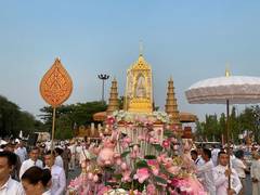 
      
      Thousands of devotees pay respects to Buddha relics
      
      