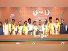 
      
      4 BRS leaders, one from Congress join BJP in Delhi
      
      