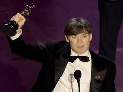 
      
      Murphy dedicates Oscar to “peacemakers everywhere