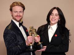 
      
      At Oscars, celebs wear red pins, calling for Gaza ceasefire
      
      