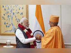 
      
      Swami Brahmaviharidas meets PM Modi in Delhi
      
      
