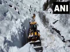 
      
      J-K: Multiple avalanches blocked Bandipora-Gurez road
      
      