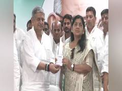 
      
      Bihar: Lovely Anand, wife of Anand Mohan joins JDU 
      
      