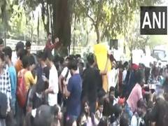 
      
      Bihar: Inter students protest in Patna against govt's decision
      
      