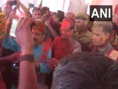 
      
      Madhya Pradesh: Ex-CM Chouhan celebrates Holi, extends wishes
      
      