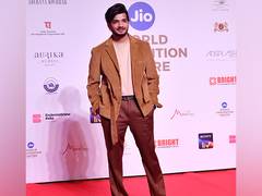 
      
      Munawar Faruqui detained in Mumbai hookah bar raid
      
      