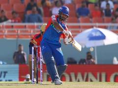 
      
      Delhi Capitals skipper Rishabh Pant receives special jersey
      
      