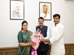 
      
      BJP’s Amravati candidate Navneet Rana calls Fadnavis
      
      
