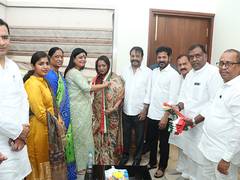 
      
      Gadwal Vijayalakshmi joins Congress in presence of Telangana CM
      
      
