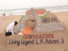 
      
      Sudarsan Pattnaik creates sand sculpture of BJP leader LK Advani
      
      