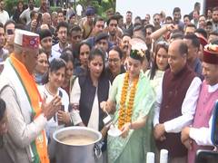 
      
      Kangana Ranaut serves tea at Namo tea stall 
      
      