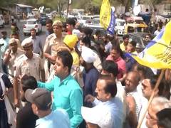 
      
      AAP workers hold protest outside Tihar Jail 
      
      