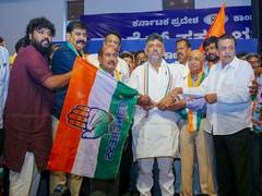 
      
      Karnataka: KP Bache Gowda, Putta Anjanappa join Congress
      
      