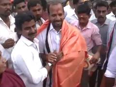 
      
      TN: AIADMK's Karuppaiah kicks off LS poll campaign in Trichy
      
      