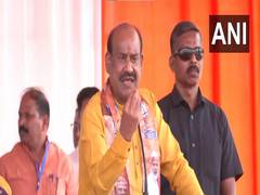 
      
      BJP leader Om Birla makes vote appeal in Kota 
      
      
