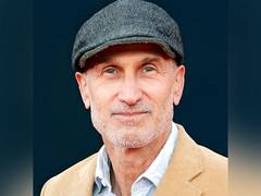 
      
      Craig Gillespie in talks to direct ‘Supergirl’
      
      
