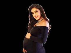 
      
      Aarti Chabria announces pregnancy, flaunts her baby bump
      
      