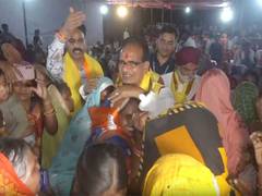 
      
      Shivraj Singh Chouhan interacts, dines at tribals' home
      
      