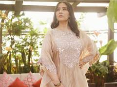 
      
      Manisha Koirala on battling cancer, working in 'Heeramandi'
      
      