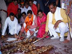 
      
      MP CM Mohan Yadav lights lamps at Ram Ghat in Ujjain 
      
      