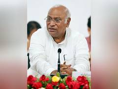 
      
      Kharge pays tribute to Jyotirao Phule on his birth anniversary
      
      
