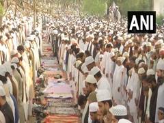 
      
      MP: People offer namaz on Eid-ul-Fitr in Bhopal
      
      