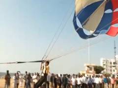 
      
      LS polls: Greater Chennai Municipal Commissioner goes parasailing
      
      