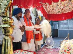 
      
      Uttarakhand CM Pushkar Singh Dhami offers prayers at Gurudwara Na
      
      