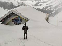 
      
      Army to start clearing snow from Hemkunt Sahib route from April 2
      
      