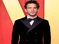 
      
      Jonathan Bailey in talks to lead new ‘Jurassic World’ movie
      
      
