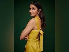 
      
      Anushka Sharma back in Mumbai with son Akaay
      
      