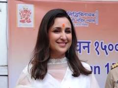 
      
      Parineeti Chopra visits Siddhivinayak Temple 
      
      