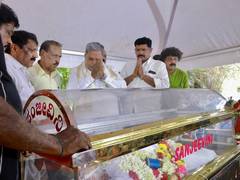 
      
      Siddaramaiah pays tributes to late acting stalwart Dwarakish 
      
      