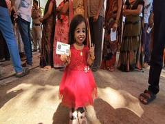 
      
      LS polls: World's shortest living woman casts her vote in Nagpur
      
      
